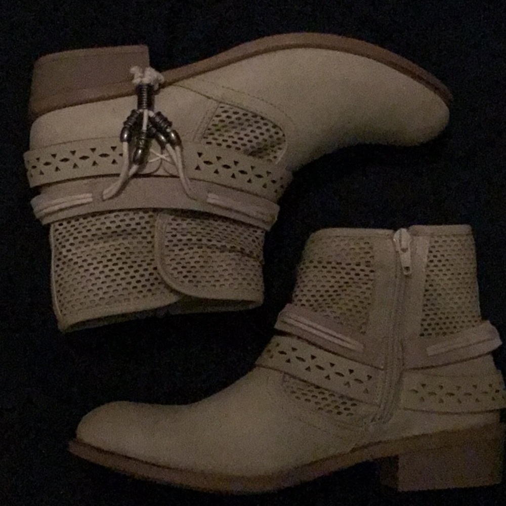 6.5 tan hot tomato boots used